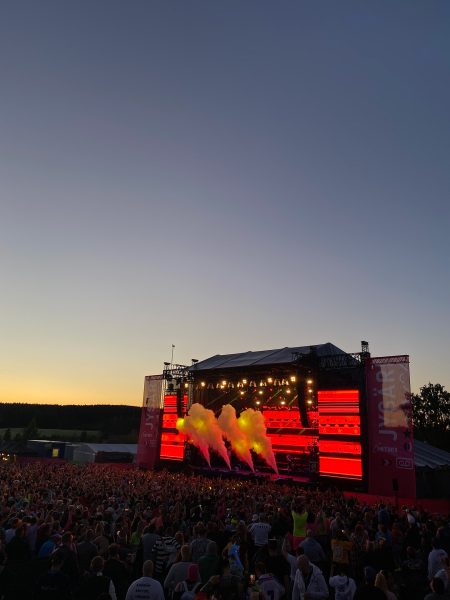 Festarin lava kuvattu kaukaa iltahämärissä