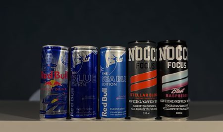 Energiajuomat vierekkäin pöydällä (5 kpl).