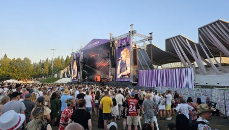 Festareilla ihmisiä festarilavan edessä.