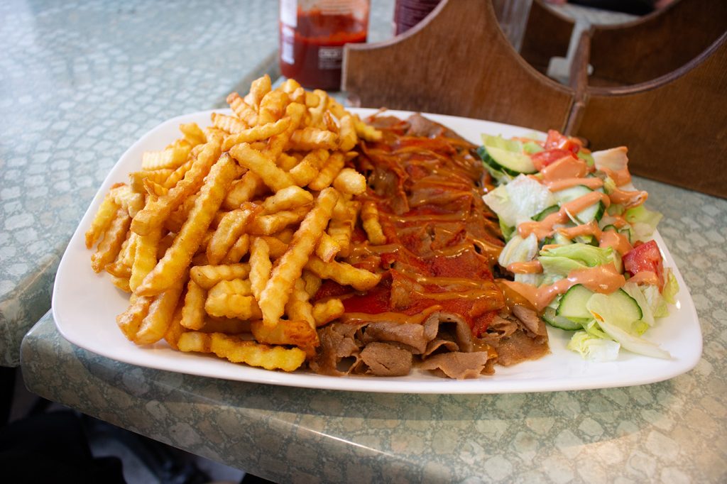 Ranskalaiset ja kebab lautasella