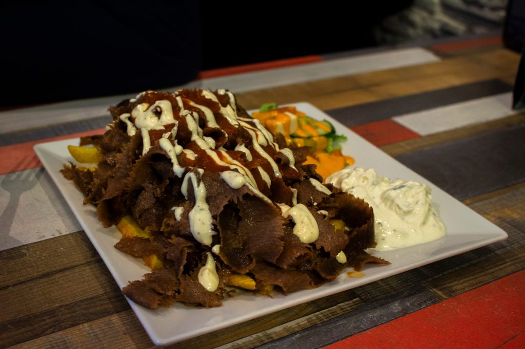 Kebab annos lautasella.