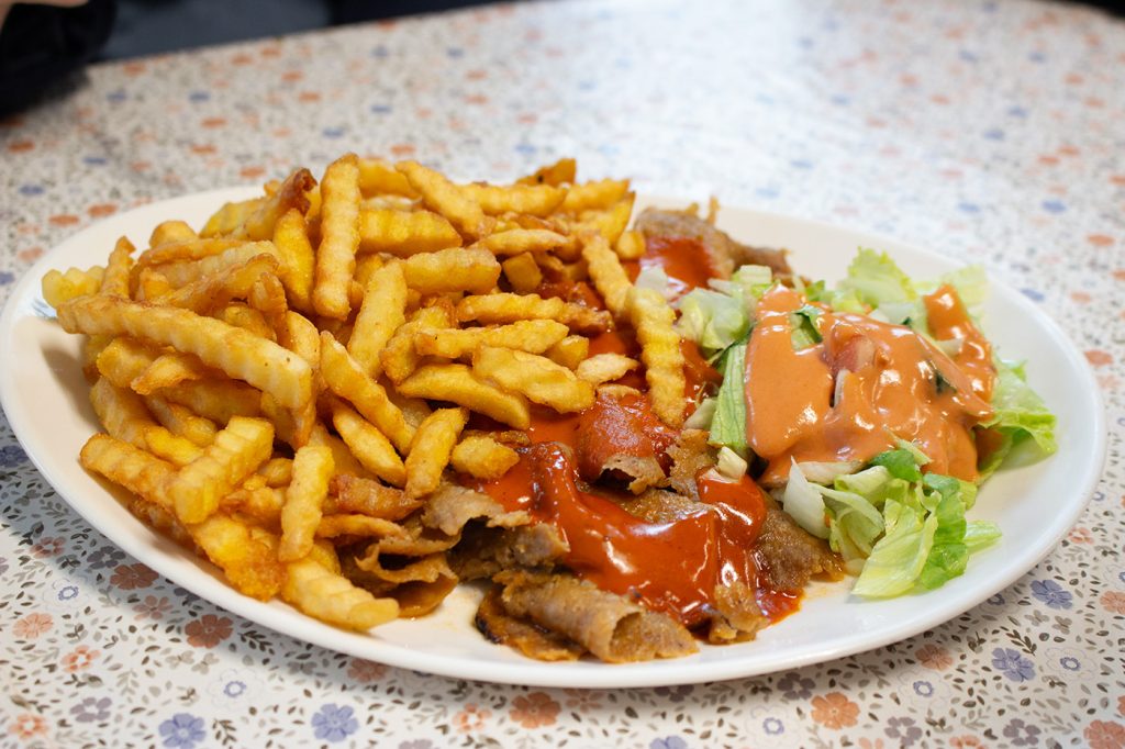 Ranskalaiset ja kebab lautasella