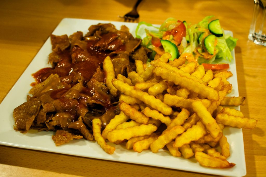 Ranskalaiset ja kebab lautasella