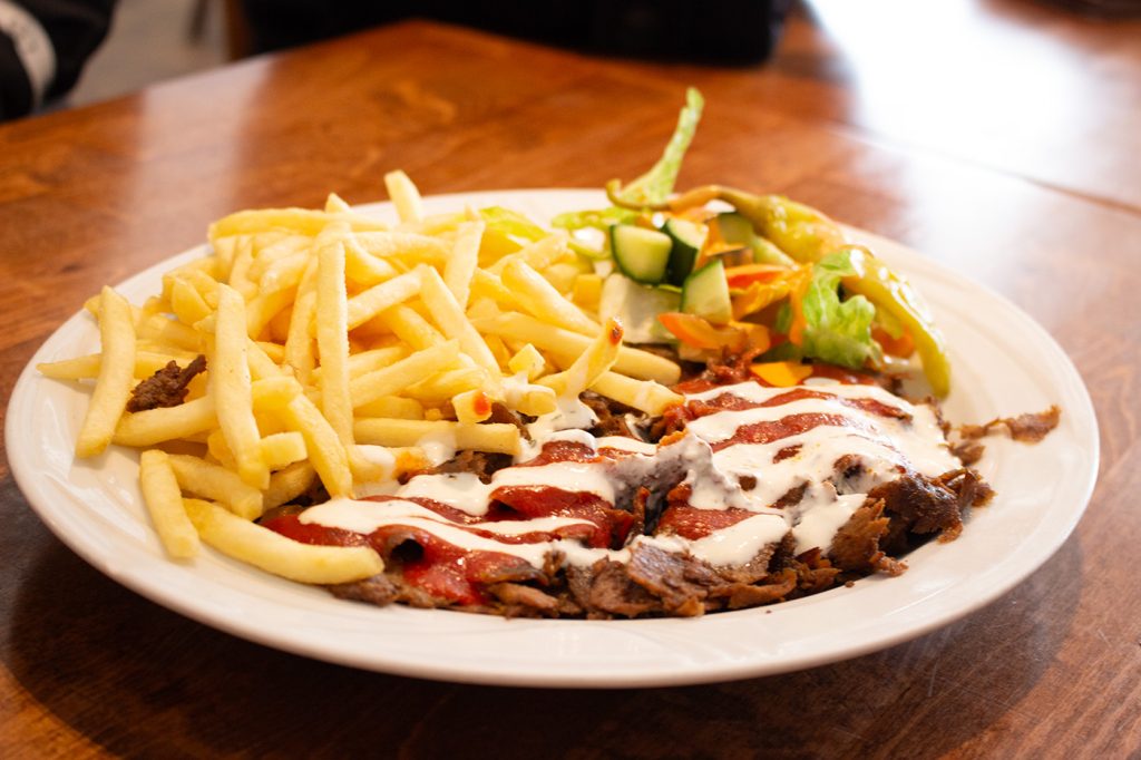 Ranskalaiset ja kebab lautasella