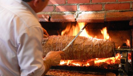 Kebab -rullaa leikataan.