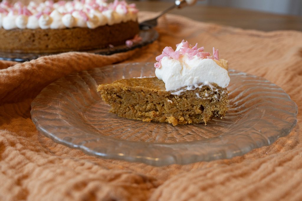 Porkkanakakkupalanen lautasella