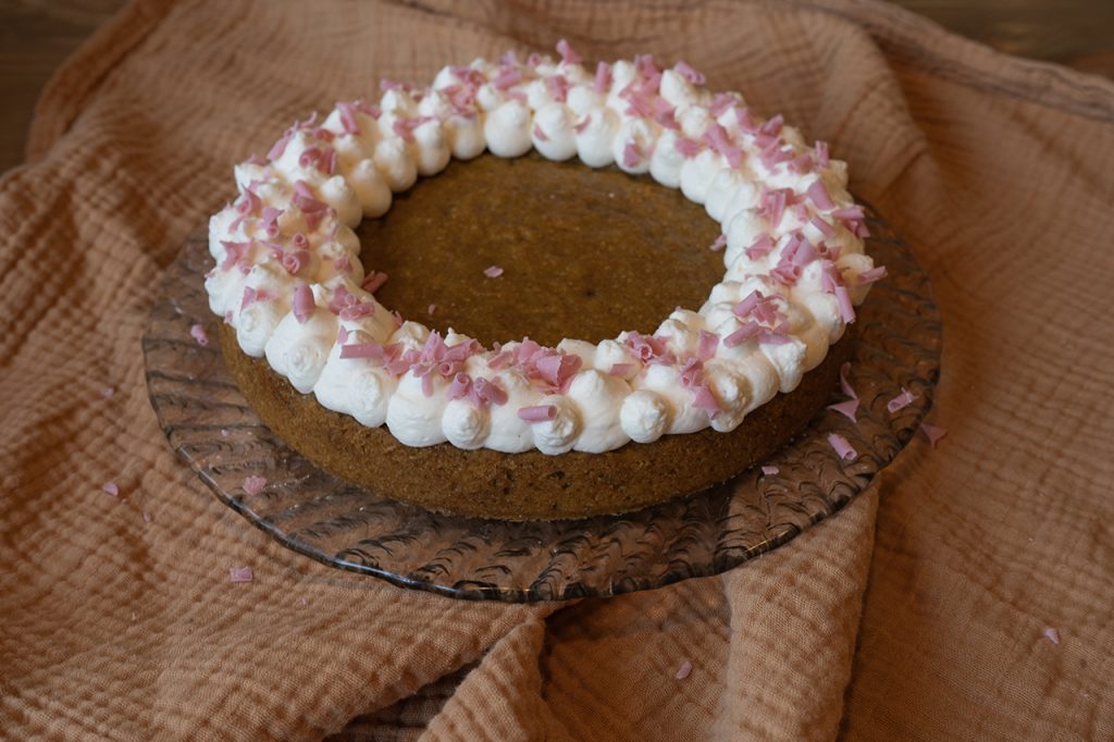 Porkkanakakku lautasella