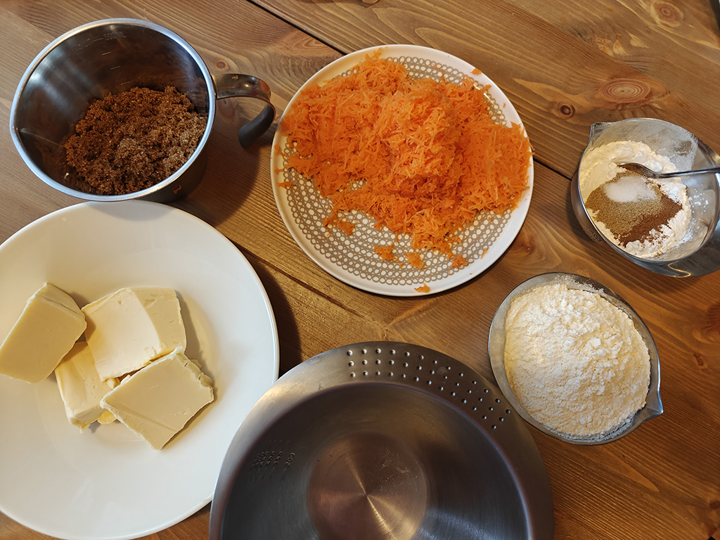 Reseptin raaka-aineita kulhoissa pöydällä