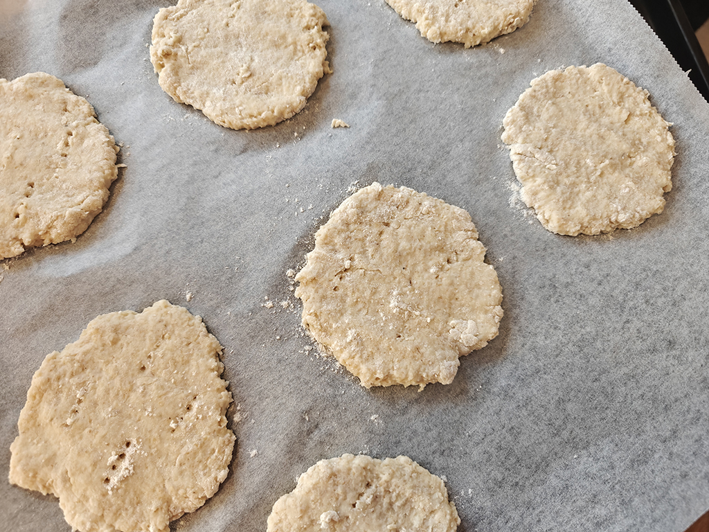 Kaurapuurorieskoja voipaperin päällä