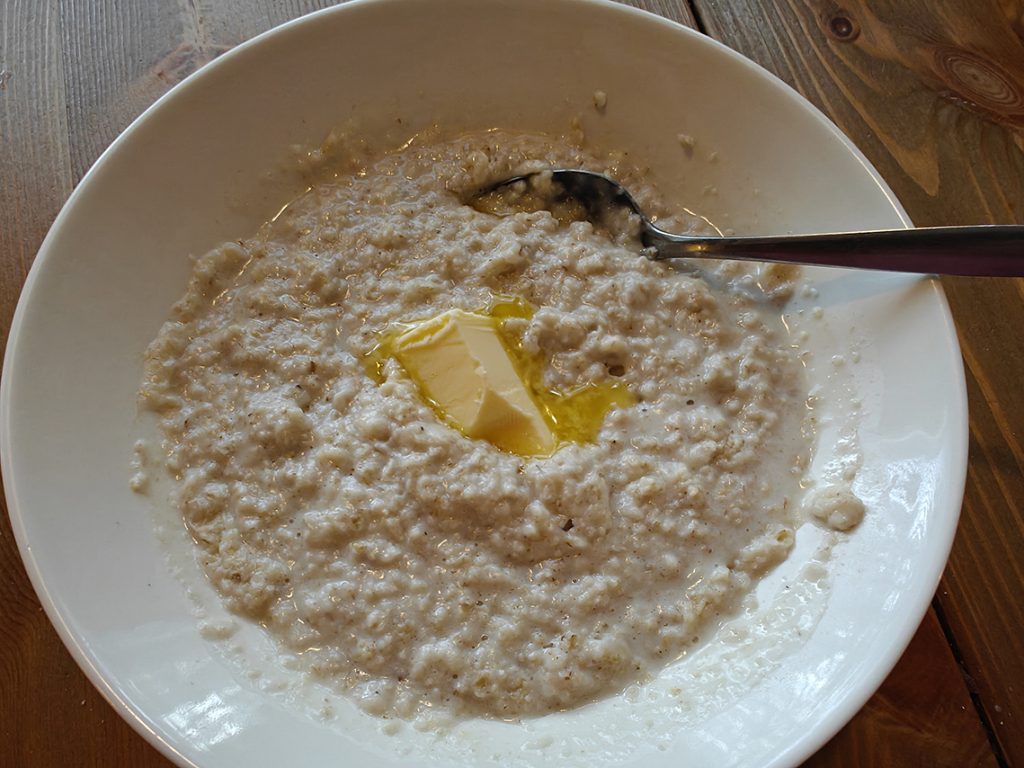 Kaurapuuri voisilmällä lautasella