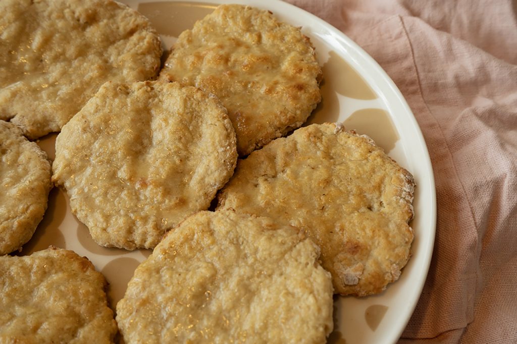 Rieskakakkuja lautasella