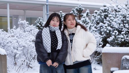 Vaihto-opiskelijat talvimaisemassa.