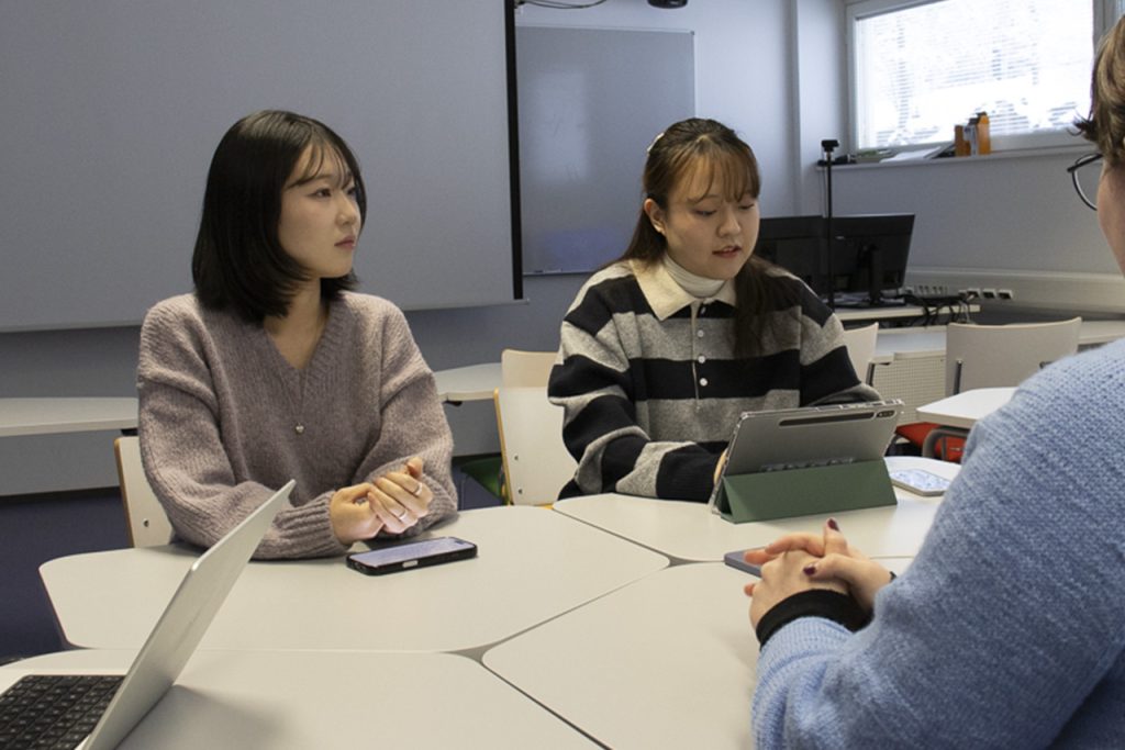 Vaihto-opiskelijat haastattelussa.