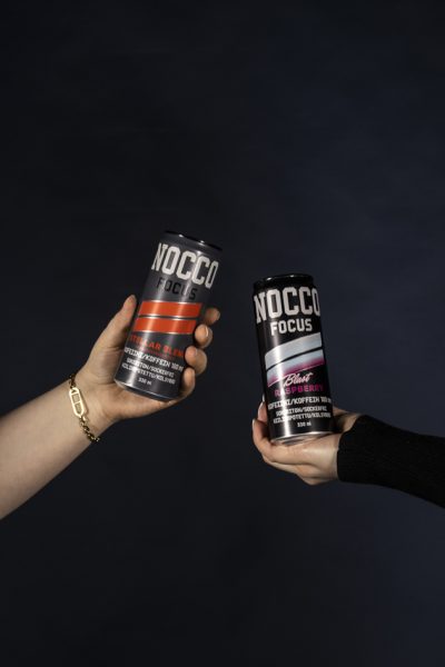 Henkilöt pitävät kädessään energiajuomatölkkejä.