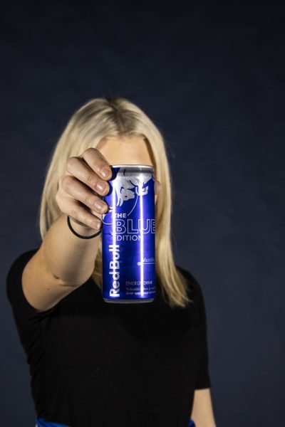 Henkilö pitää kädessään energiajuomatölkkiä.