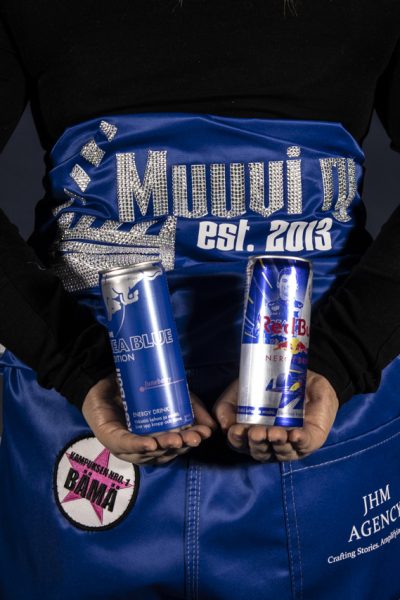 Henkilö pitää kädessään energiajuomatölkkiä.